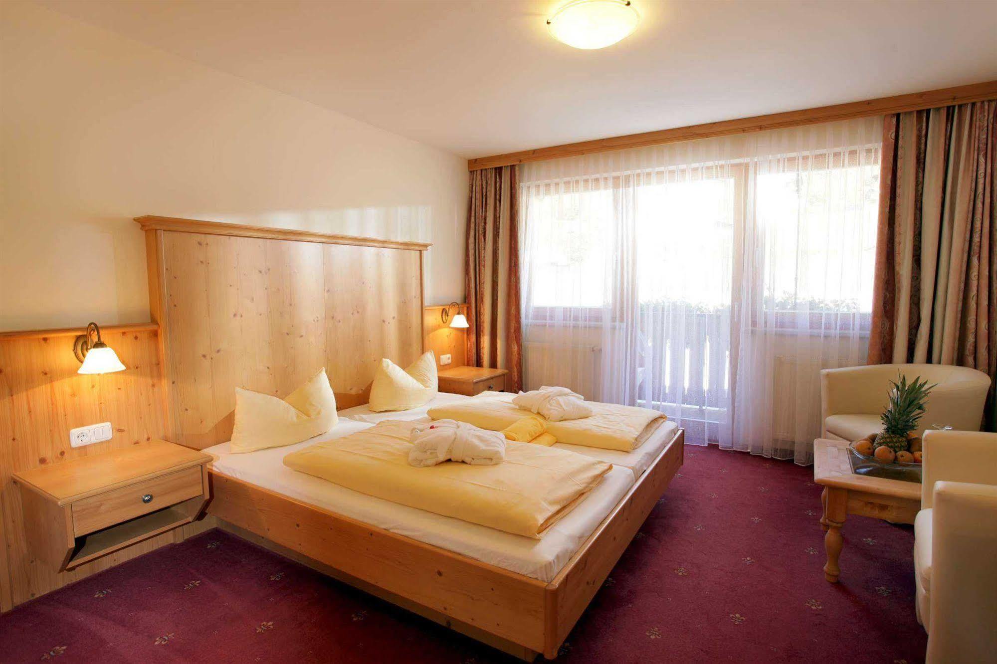 Отель Alpenhof Brixen Бриксен-им-Тале Экстерьер фото